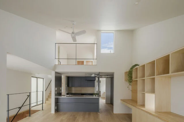 2階リビング・ダイニングからキッチン、3階を見たところ。ハイサイドライトが光をたっぷりと室内に取り入れている