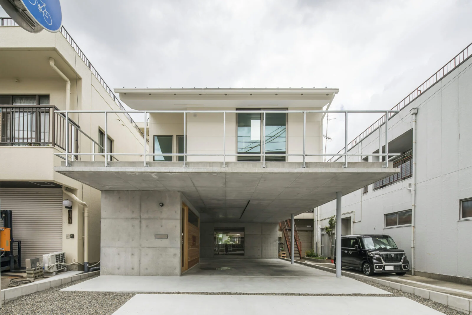 大きなスラブが1階の屋根&2階の床に。 建物内外の回遊性をとことん高めた住まい