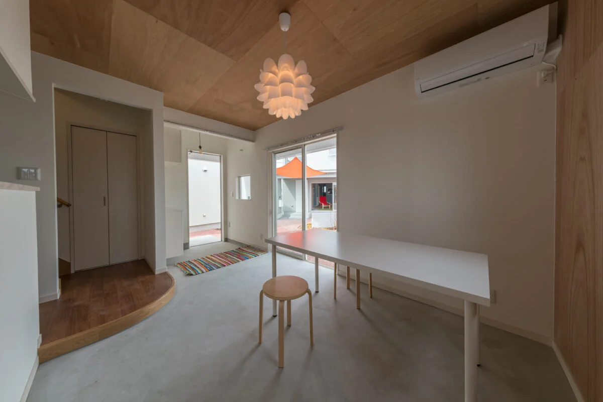 十分な広さを持つB棟の土間ダイニング。家に居ながらにして、風や光と一緒になれる特別な空間。遊歩道で遊ぶ子どもも見守れる