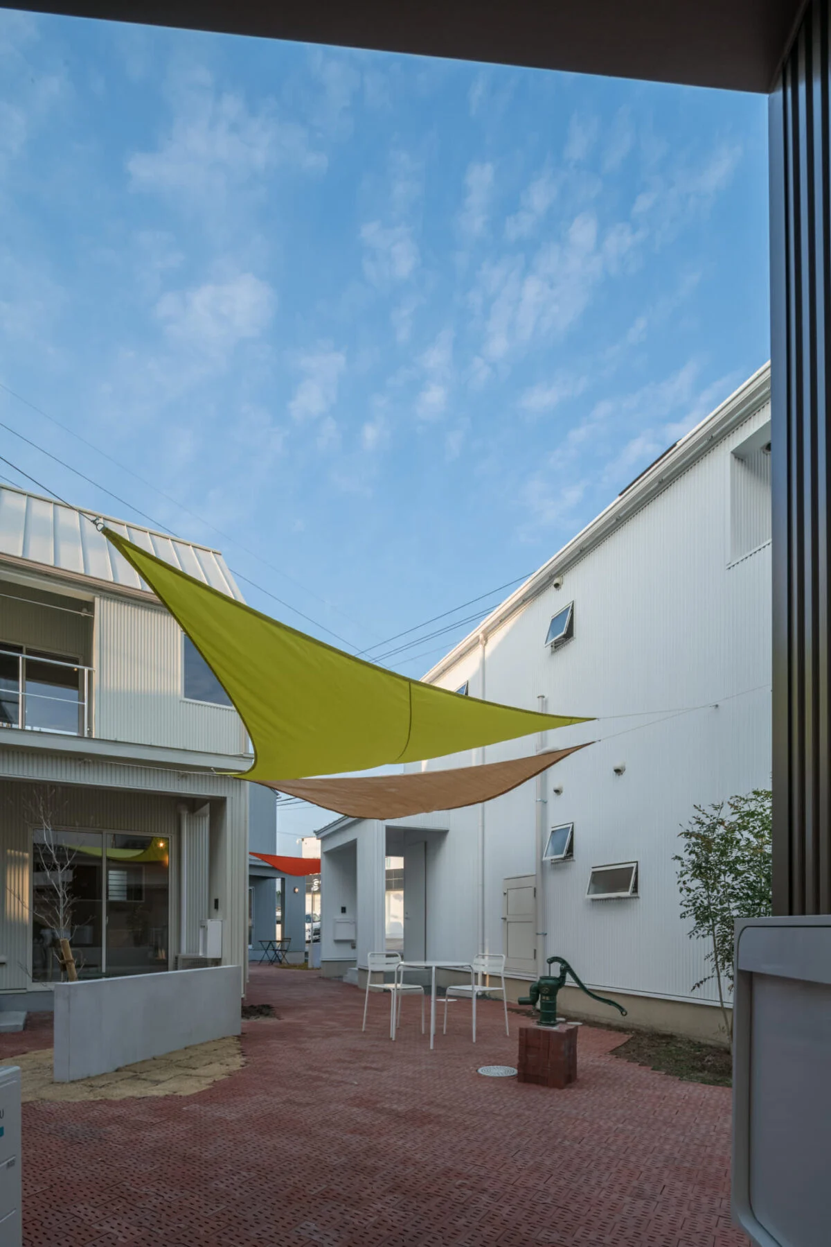 遊歩道に設けられた手押し式の井戸は、住民の誰もが利用できる。飲用はできないが、水遊び、洗車、草木の水やりなど、活用の幅は広い