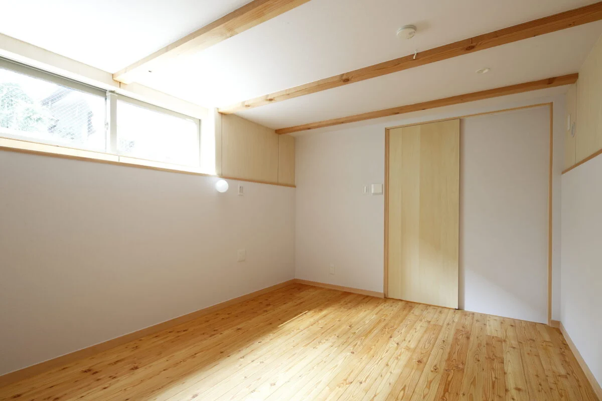 半地下に設けられた個室は真南の庭側に面しているため、地下でありながらとても明るい空間