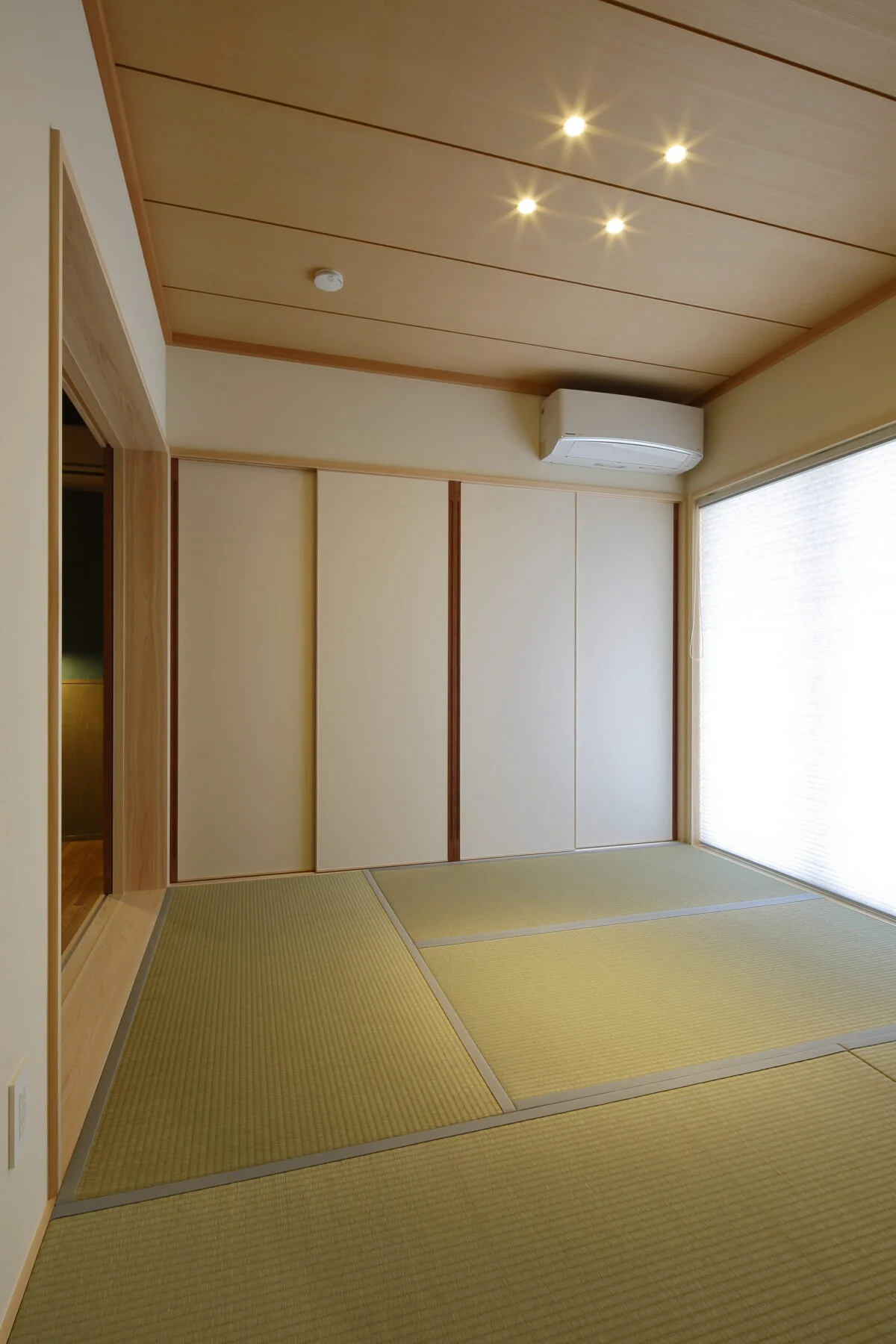 来客を招き入れる和室は、陽当たりのいい南面に。引き戸は開けたときに壁に隠れ、レールの溝もできる限り浅くするなど、隣り合う主寝室との間は、ほぼフラットになっている