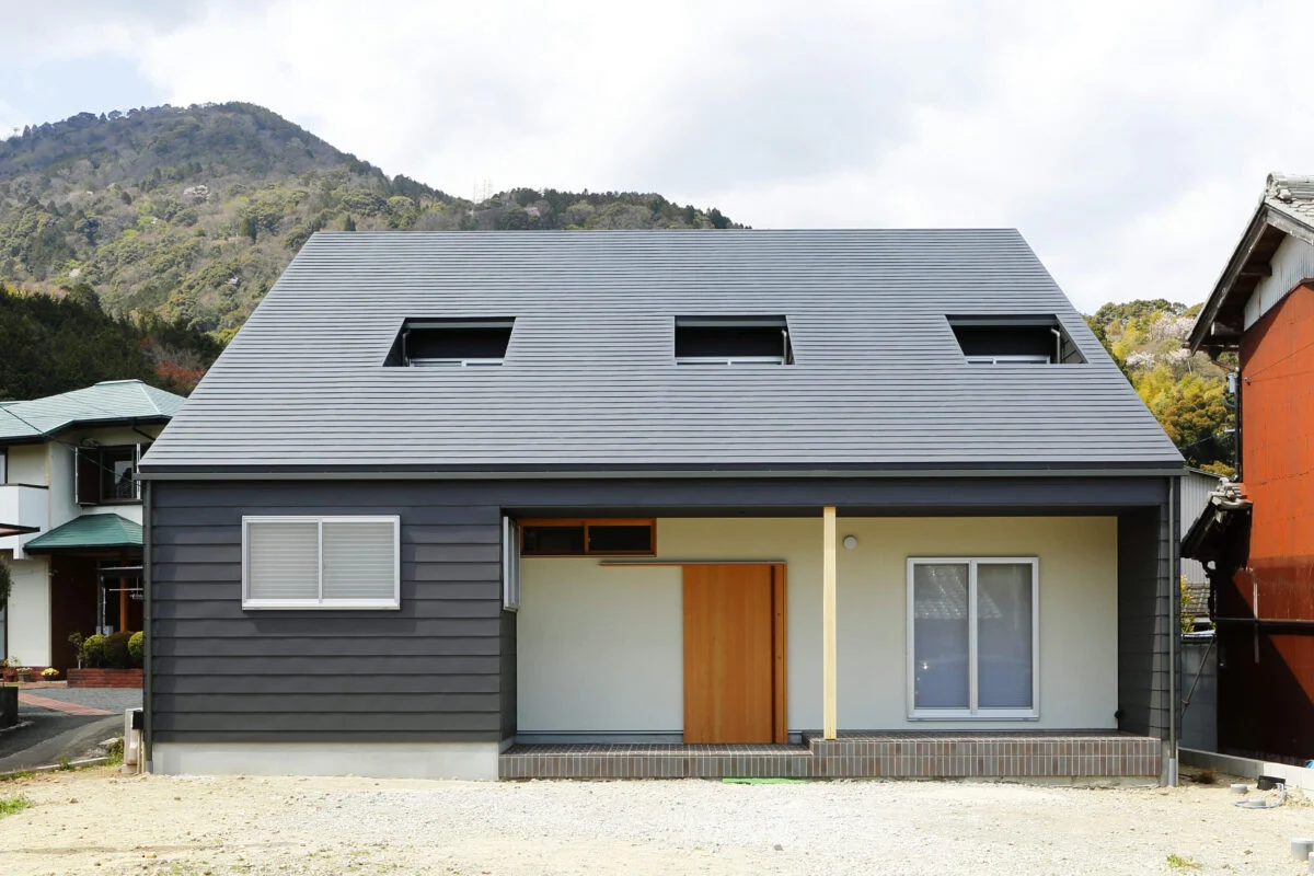 正面から見たら平屋のように見えるT様邸の外観。片流れ屋根の勾配も背景の多度山としっくり合う角度になるよう、1階と2階の割合を調整した