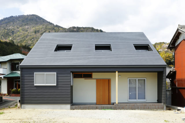 正面から見たら平屋のように見えるT様邸の外観。片流れ屋根の勾配も背景の多度山としっくり合う角度になるよう、1階と2階の割合を調整した