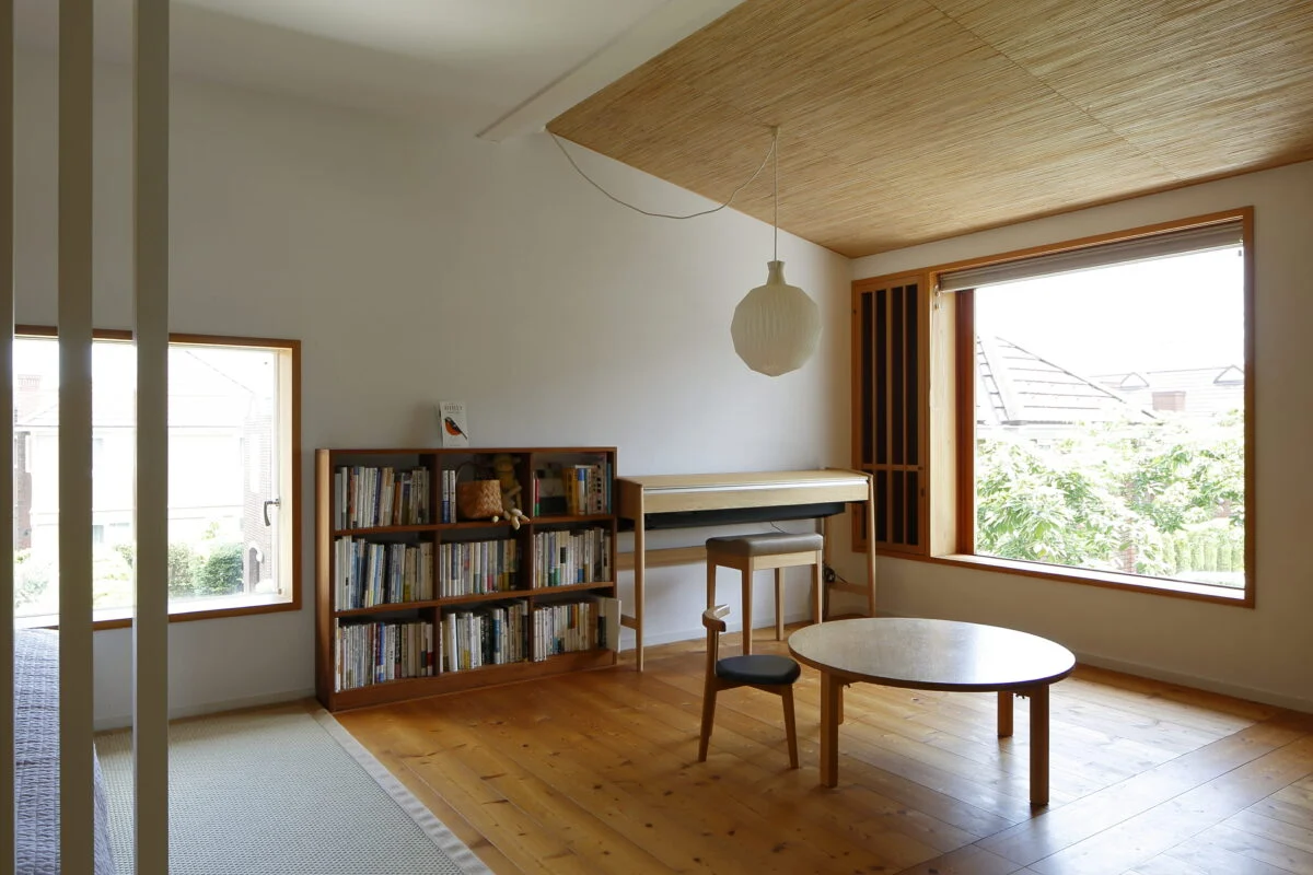 2階家族室の子ども部屋スペースは、将来、間仕切りで独立させることもできる。2面採光で明るく開放的な空間だ