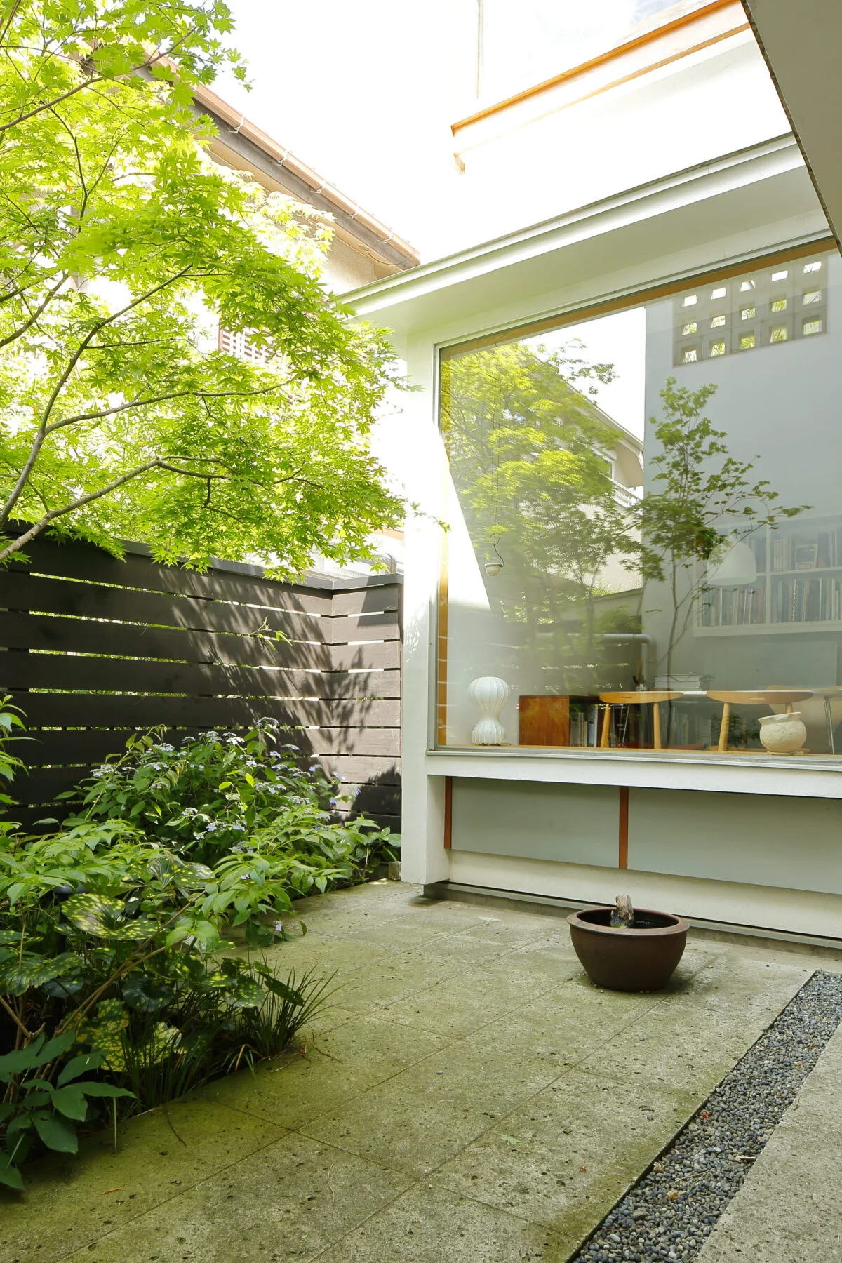 玄関前に広がる北の庭。庭に向かって大きく開口した部屋は、玄関から直行できる熊澤さんのアトリエ