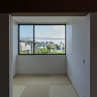 ＬＤＫの横には、フチなし琉球畳の３畳の和室がある。引き戸で締め切ることもできるため、気軽にごろりと寝転べる