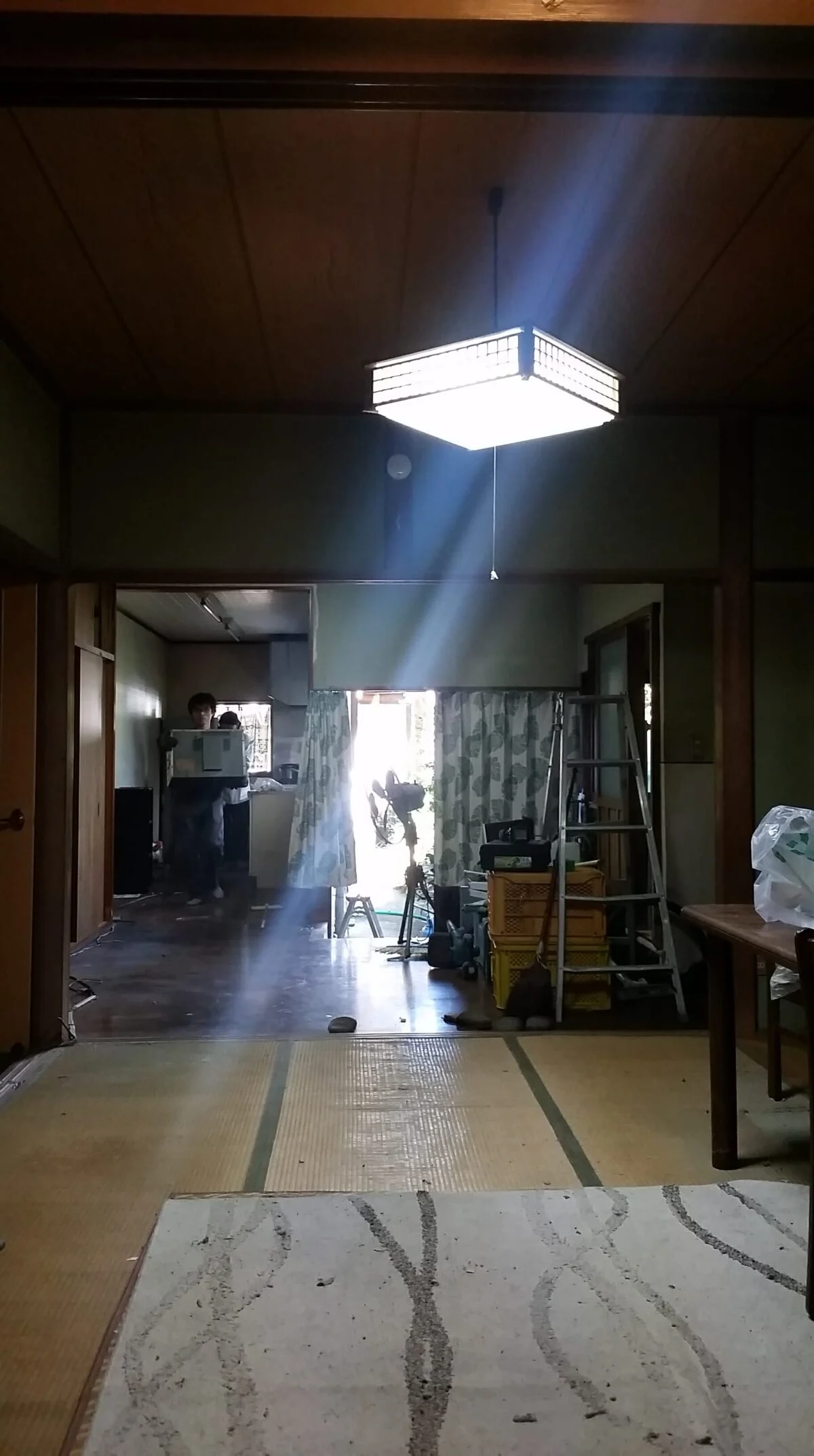 リノベーション前のS邸。正面の窓が明るいことからわかるように、昼間から電灯が必要なほど室内は暗い