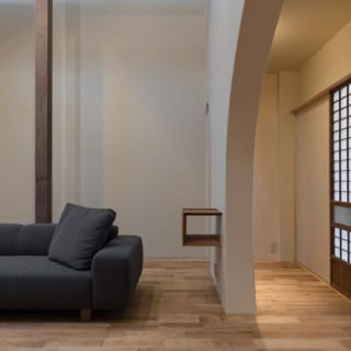 壁を利用し、玄関から見えにくい位置にソファーを置いた。視線も遮られ、リビングのプライバシー性は高い
