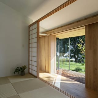 和室。障子を閉めても鴨居の上部に空間のアキがあるため、全体的な室内空間のおおらかさが保たれる