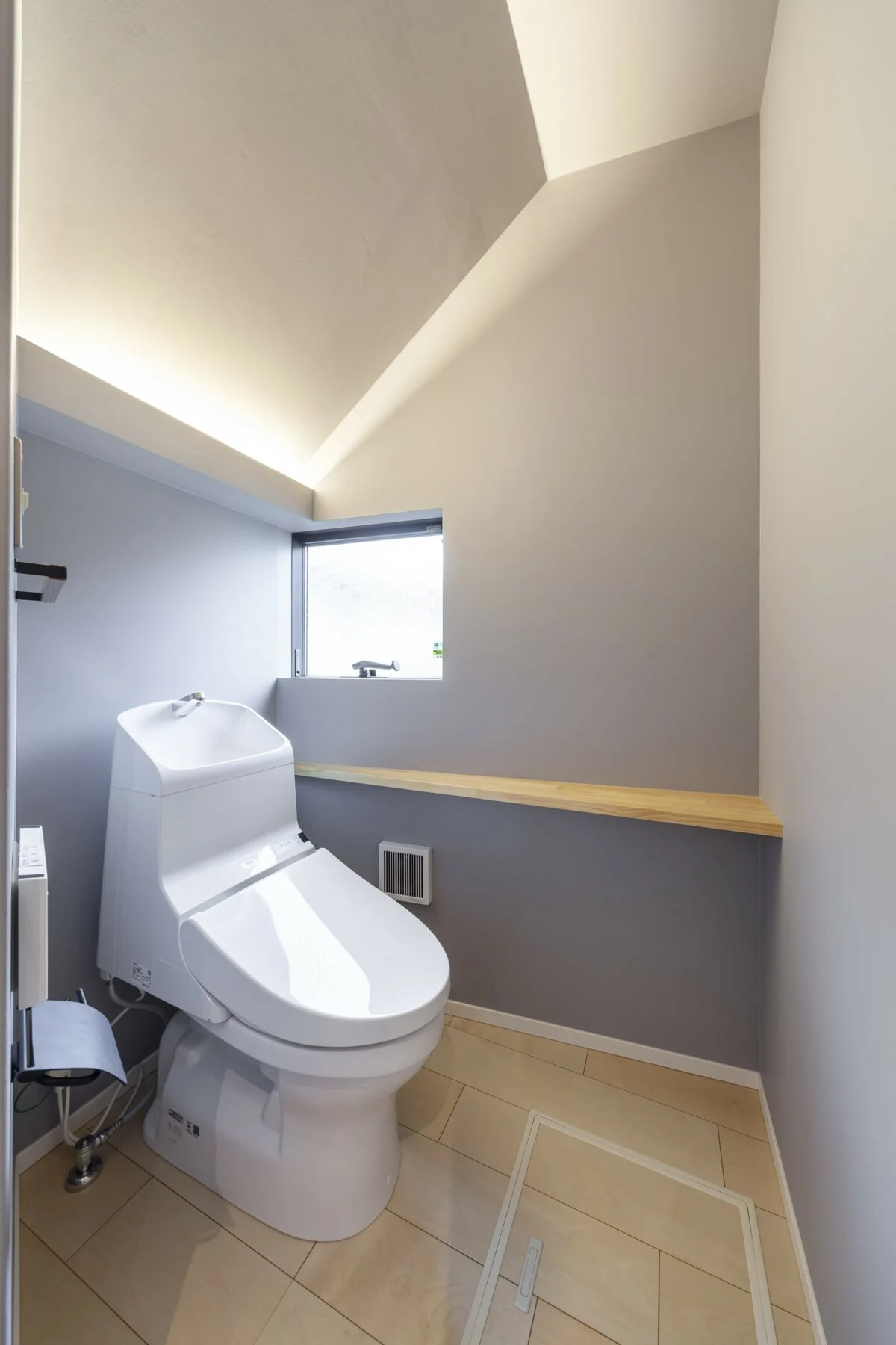 トイレは2階への階段下にあるが、窓からの採光や間接照明といった光の使い方が絶妙で、狭苦しさを感じない