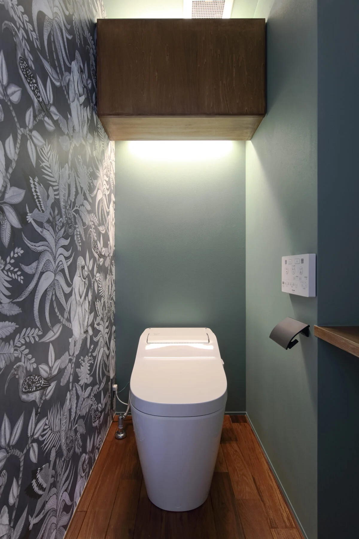 1階トイレはモスグリーンの壁と絵柄入りのアクセントクロスで洗練されたデザインに。トイレは2階にもある