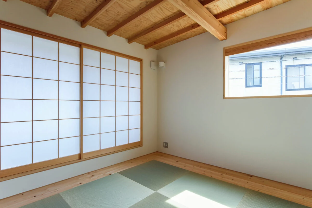 2階の寝室は凛とした印象の和室。布団を敷いて寝るというAさま夫妻のライフスタイルに合わせている
