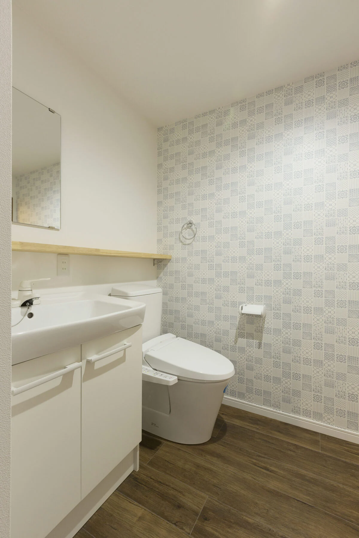 トイレなどの内装にも個性をプラス。いずれの部屋も、デザイン性の高い水まわりになっている
