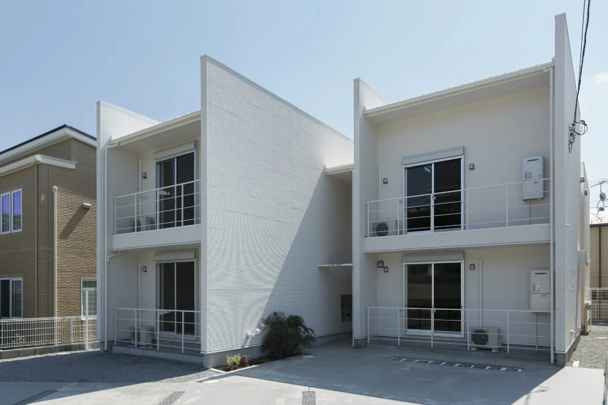 外形はシンプルだが建物の位置をずらし、袖壁も深く取って各部屋のプライバシーを守った。「同じ部屋が並ぶ集合住宅」ではなく、「1つ1つ異なる住宅が集まっている」という印象を与える外観だ