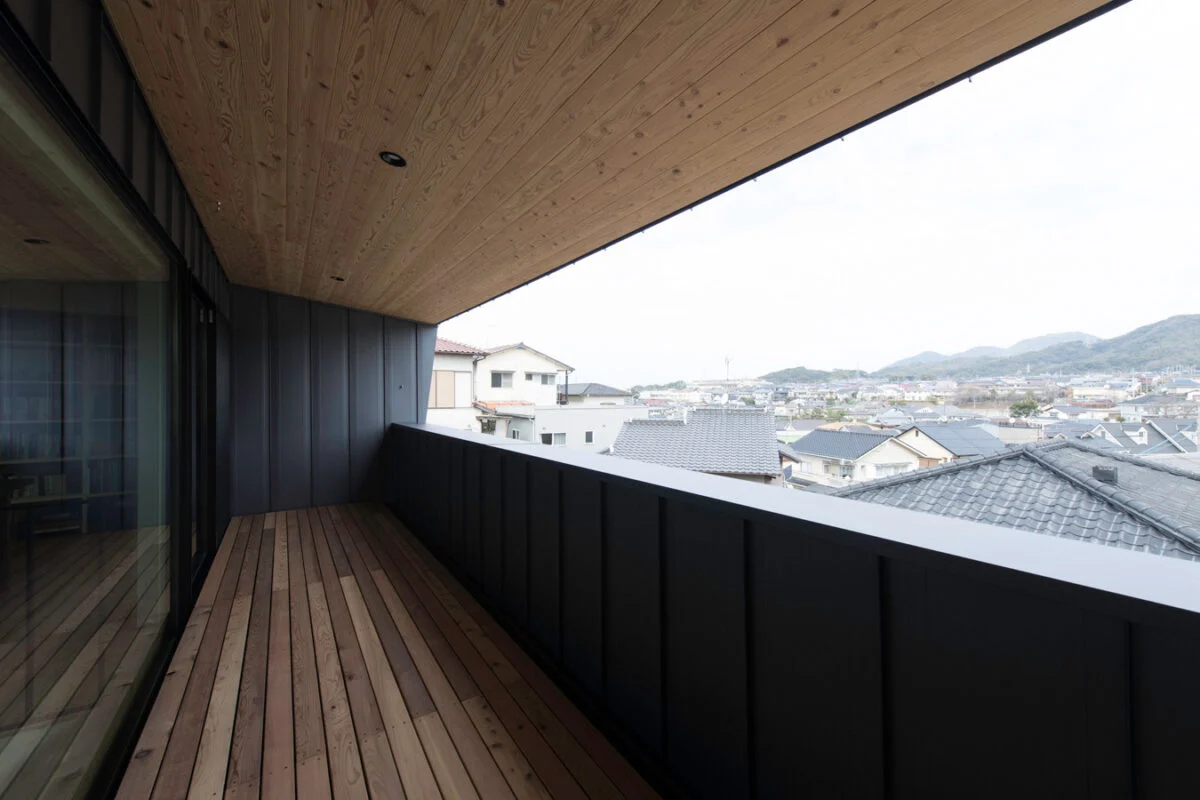 2階バルコニーも広々。手すりは少し厚みをもたせて、外から見たときに上の屋根と平面ラインがそろうようにしたため、無駄な凹凸のないデザイン性の高い外観となっている