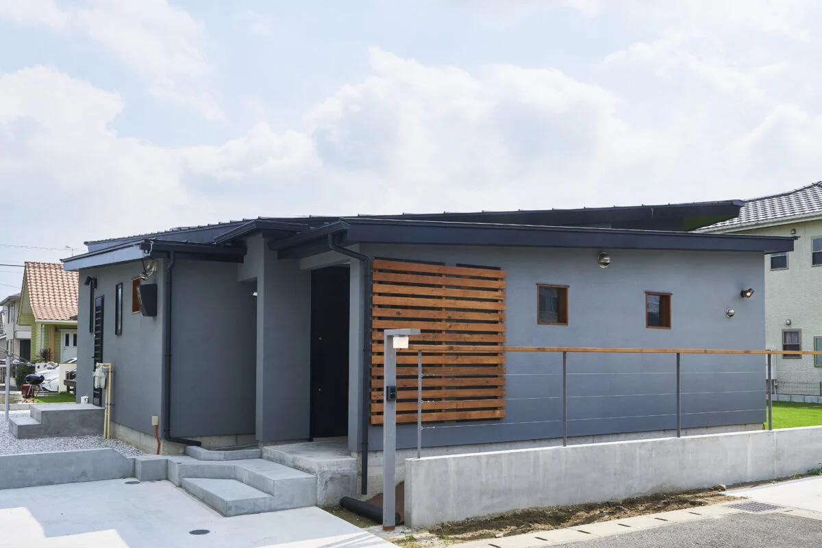 玄関側から見た外観。こちらも木の風合いとグレーの外観が引き立て合い、シンプルながら温かみのある仕上がりとなっている