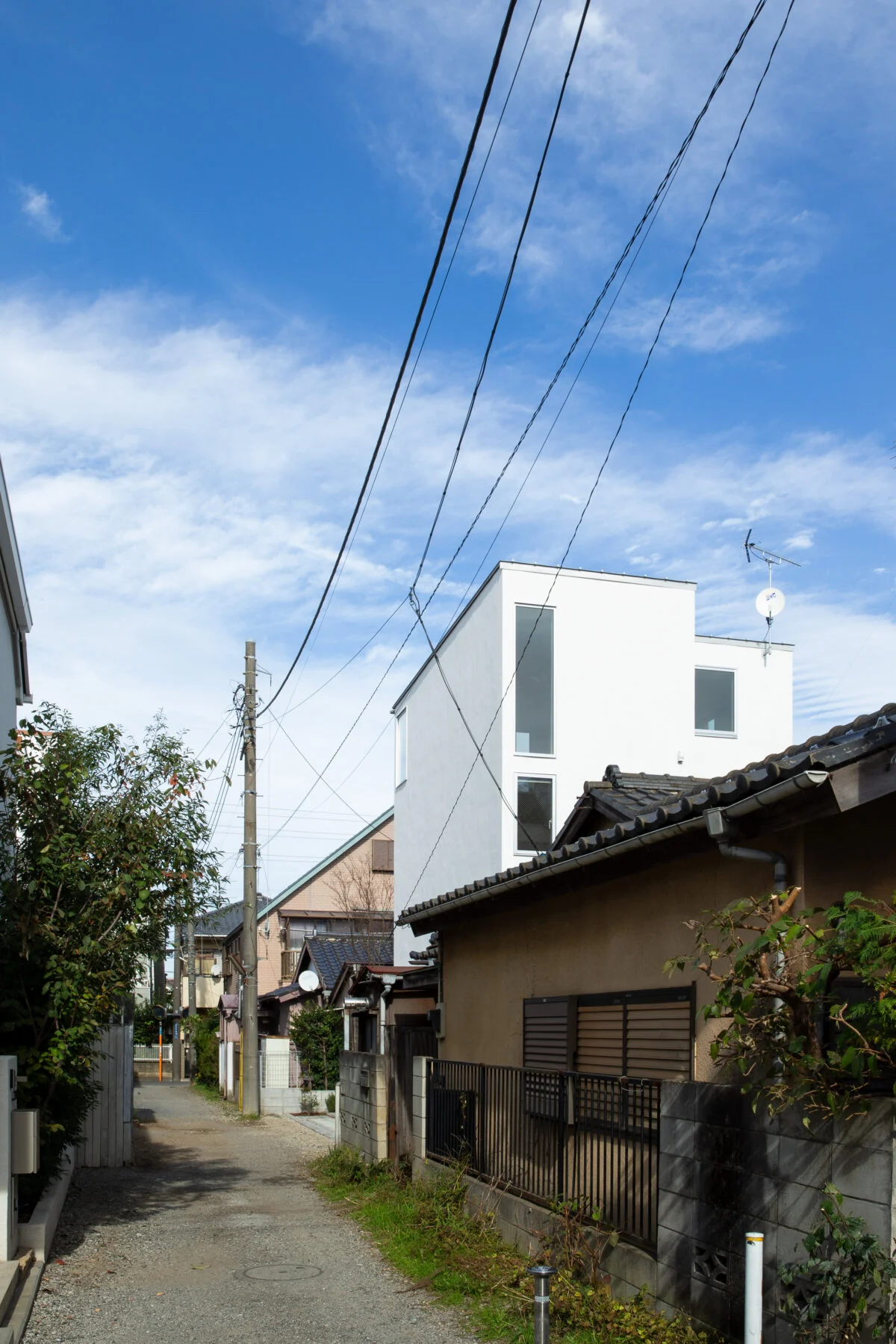 南から見たM邸。3方向に隣家が迫るが、タテの空間を活かす設計と的確な窓計画で、邸内は開放感たっぷり