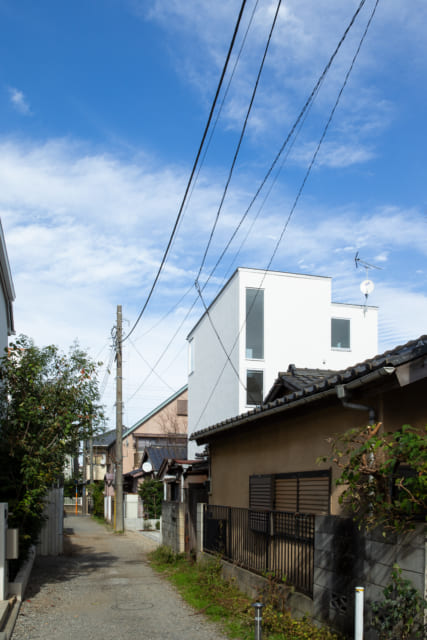 南から見たM邸。3方向に隣家が迫るが、タテの空間を活かす設計と的確な窓計画で、邸内は開放感たっぷり