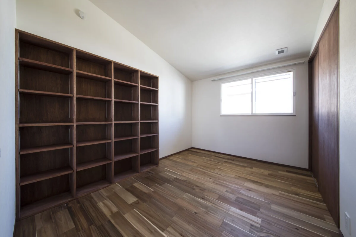 2階には、造作した本棚を備えた子ども部屋が2部屋と、夫婦の主寝室、そして防音を施した楽器スペースが配置されている（写真は子ども部屋）
