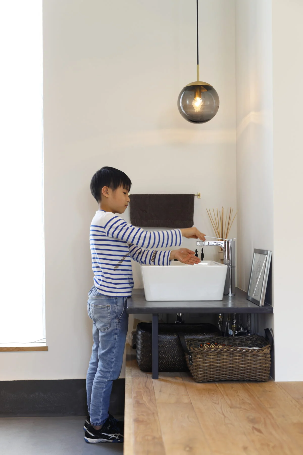 玄関土間に備え付けられた洗面台。家に帰ったらすぐにここで手を洗うことができるよう工夫されている
