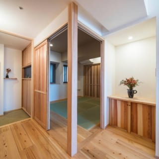 寝室として使用する和室の引き戸は2つ。このうち1つは引き込める。風通しがよく、LDKとの一体感もある