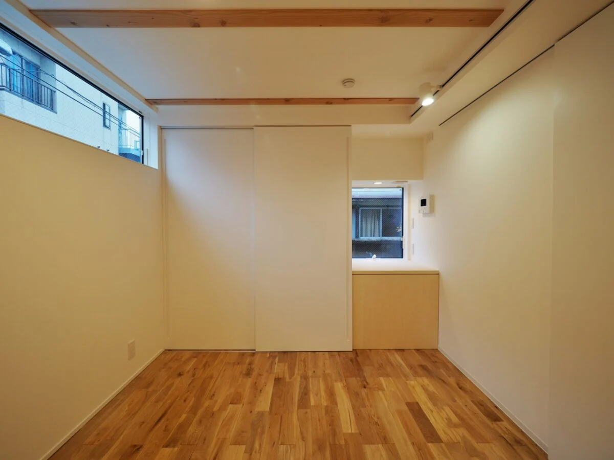 1階Mさまの個室の窓側。床はMさまセレクトのナラ材。通りに面した西側にはハイサイドライトを設け、プライバシーを守りつつ明るさを確保。奥のクローゼットの脇の出窓は、上部にエアコンを設置できるようにしている