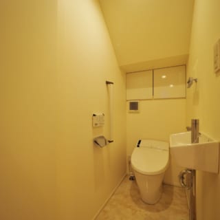 1階トイレ。階段下にあるため階段の位置を調整し、圧迫感が出ないように工夫した