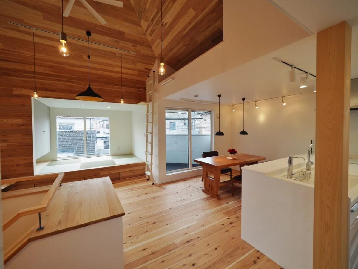 狭小地でも明るく広々。 木のぬくもりに包まれるカフェ風リビング