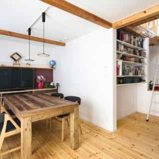 ２階LDK　テーブルの下に見える開口から、エアコンの風が流れる。はしごの先には広い小屋裏が