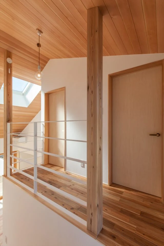 2階の部屋は現在１つの部屋として利用しているが、将来は壁を入れることで２部屋に分割可能な仕様