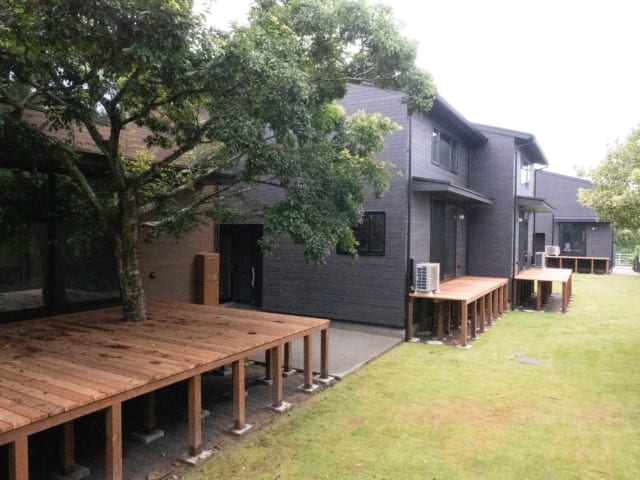 コモンテラスと名付けられた庭では、バーベキューなどのイベントや、サーファー同士の交流の場として活用されている