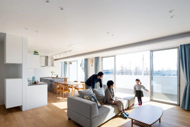 明るく開放的なほっこりリビング。大きくとられた窓の先には広いウッドデッキがあり、空間の広がりを感じさせる