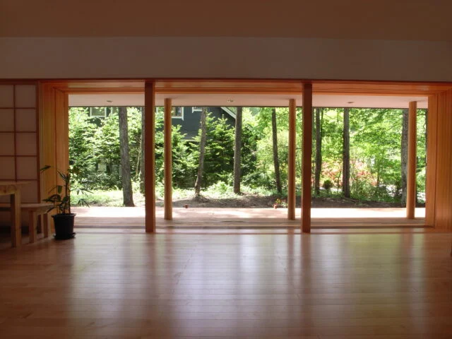 光、風、音を感じながら、自然と共に暮らす森の中の別荘