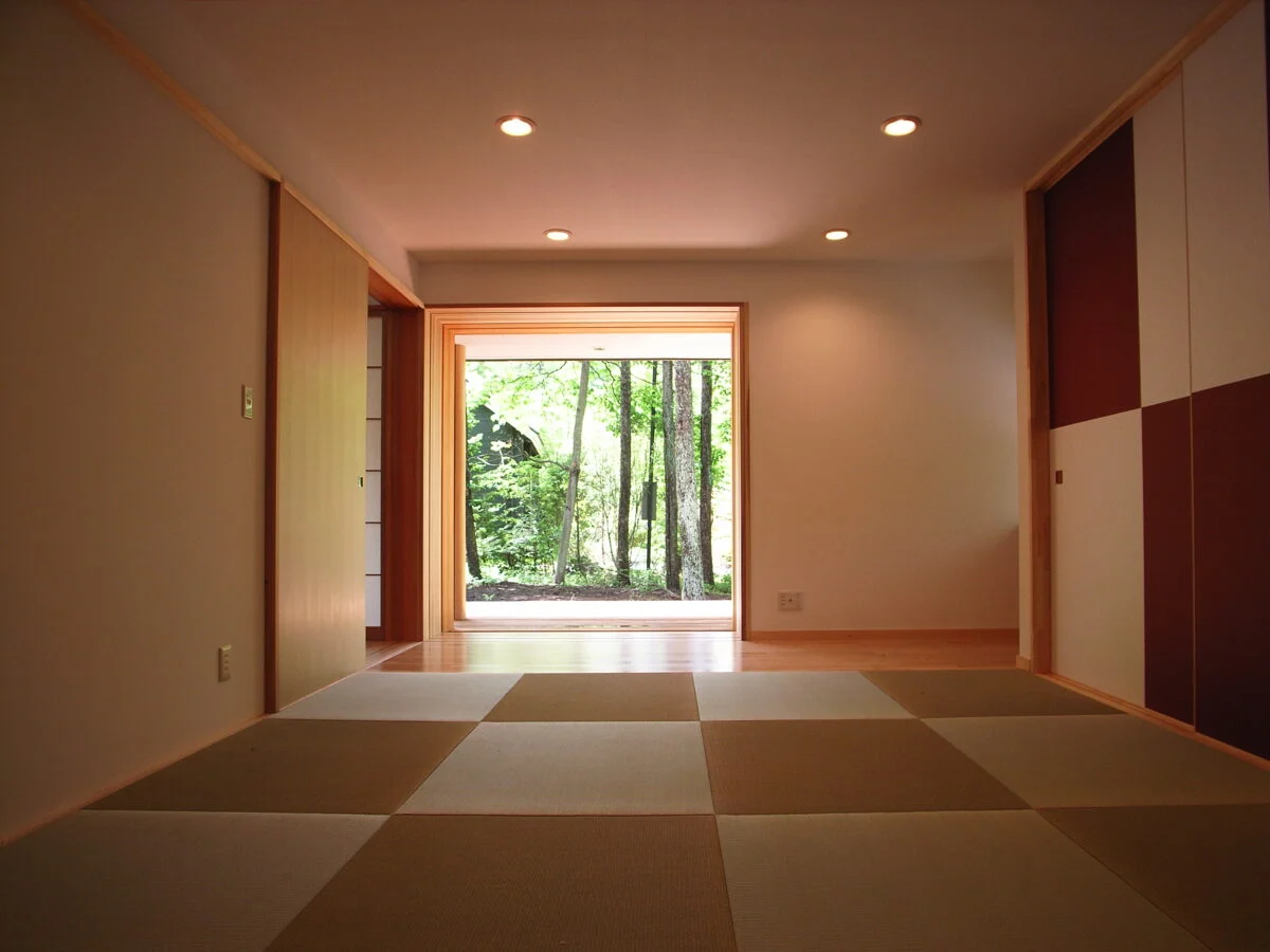 琉球畳が美しい和室。客間も兼ねたこの部屋からも庭の眺望が楽しめる