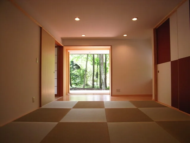 琉球畳が美しい和室。客間も兼ねたこの部屋からも庭の眺望が楽しめる