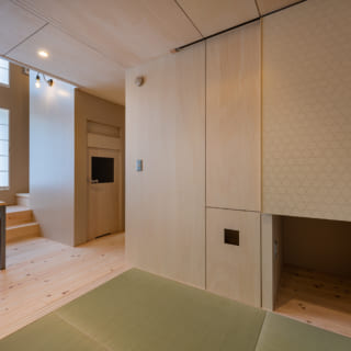部屋でもあり、リビングの一部でもある和室。家族が集まりくつろぐ憩いの場だ