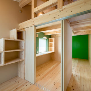 両サイドの部屋の作り付けの棚は、ロフトへの階段の役割も果たす