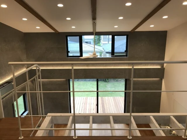 吹き抜けの天井が空間の広がりを演出。高窓によって、自然の採光と通風を可能にした