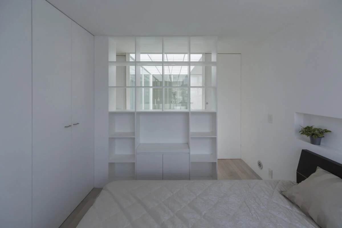 4階寝室。4階は吹抜けを挟んで寝室と水まわり向き合い、その両脇に通路がある。吹抜けの周りをぐるりと回遊でき、動線は抜群