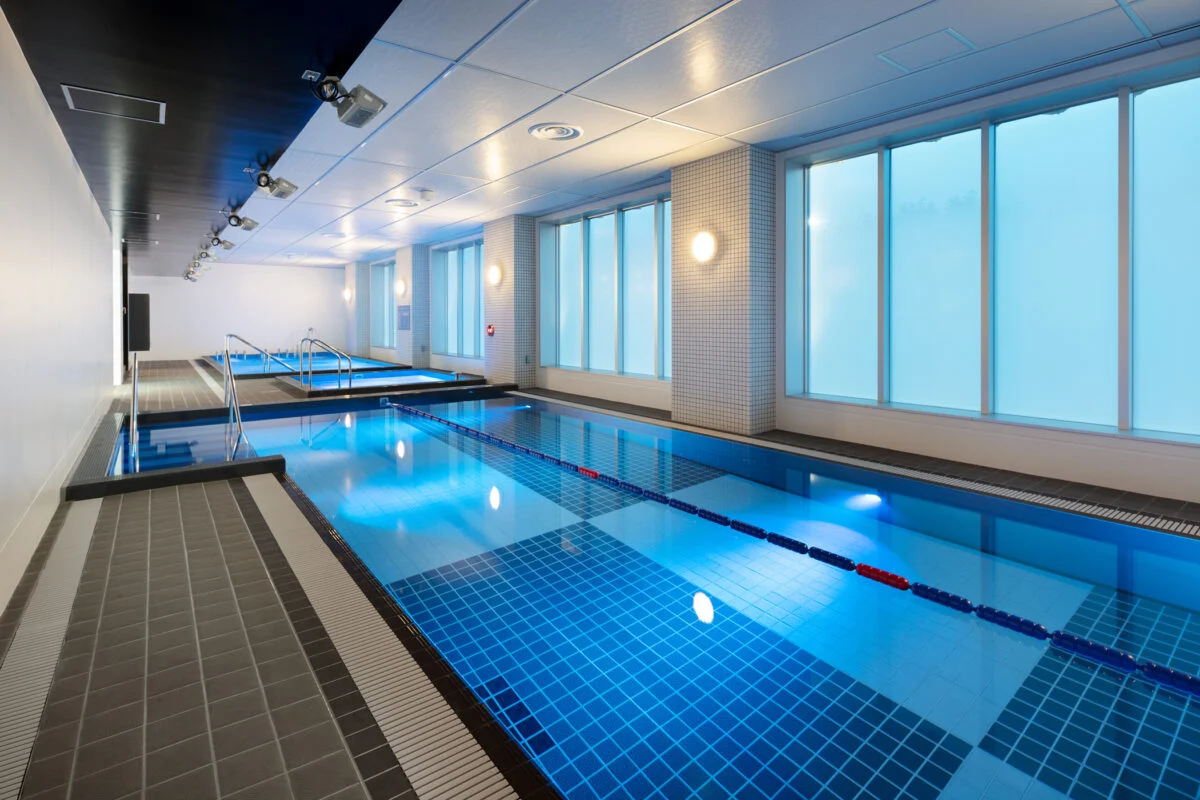 【1階/大人ゾーン】1階にはメインプールのほか、大人専用のウォーキングプール、バイブラバス、ジャグジーを完備。目的に合わせたトレーニングやリラクゼーションを楽しめる