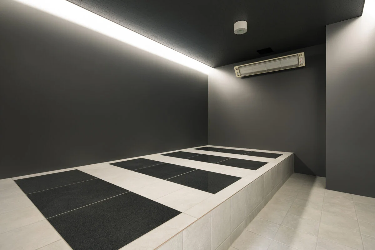 【3階/大人ゾーン】男性専用の岩盤浴スペース。館内にはトレーニングだけでなく、リラクゼーションの設備も揃う