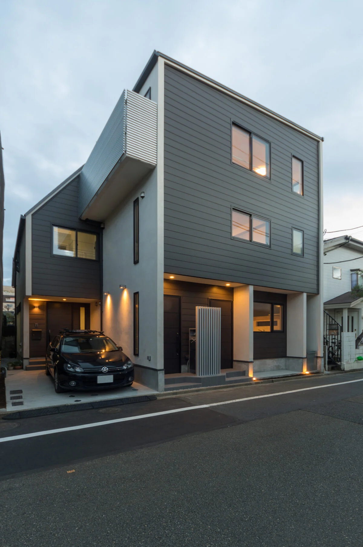3住戸がそれぞれ独立した玄関を持つ。外観からは充実した内部空間が想像しにくく驚かれることも多いという