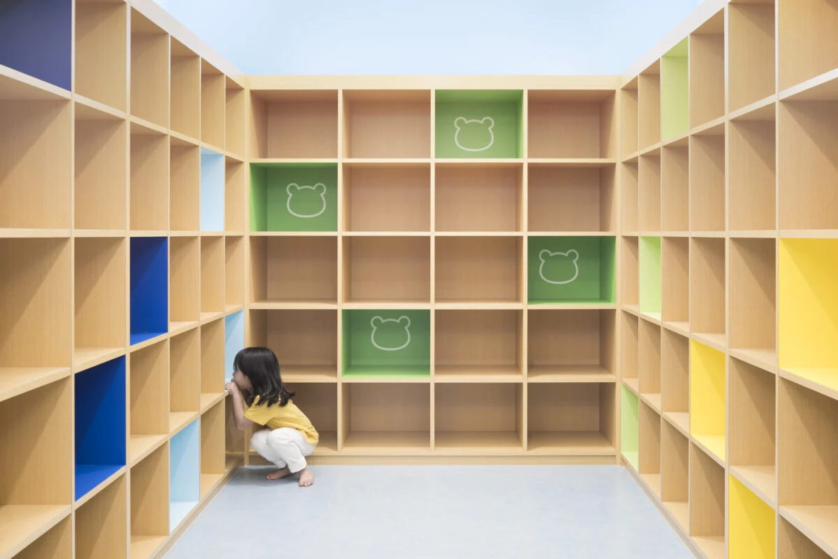 【1階/子どもゾーン】カラフルな色使いがかわいい子ども専用のロッカールーム。男女別のほか、親子で使えるファミリーロッカーもある