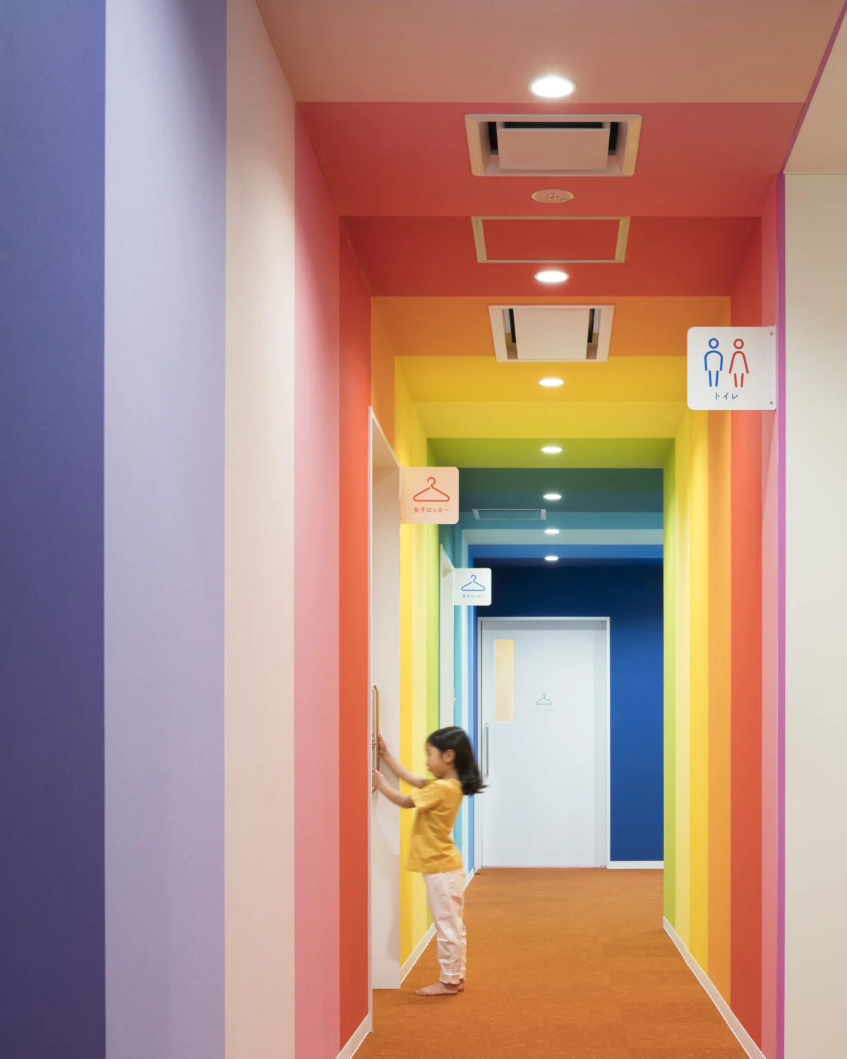 【1階/子どもゾーン】子ども専用のエリアは通路もカラフル。歩いているだけで楽しくなる空間だ