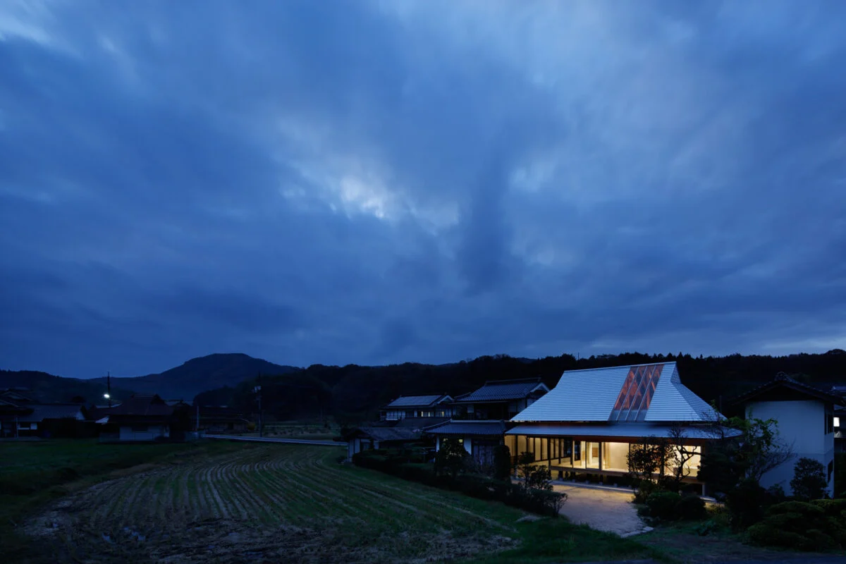 夜になると、大きな開口からの明かりが、行灯のように周囲をぼんやりと照らしてくれる
