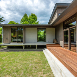 LDKのデッキから主寝室側を見る。メインの空間はほぼ平屋のような造り。大きなデッキは昔ながらの広縁を思わせ、日向ぼっこしながらお茶や読書を楽しみたくなる