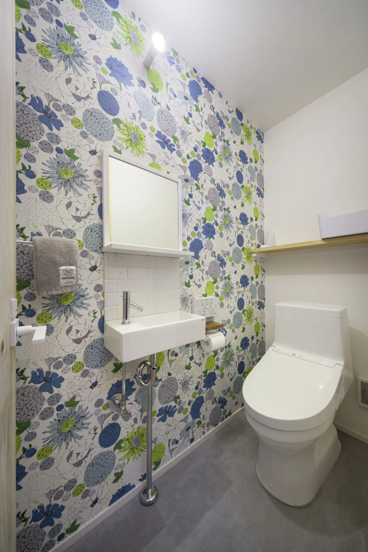 1階にあるトイレは手洗い付き。施主さまが選んだ壁クロスが華やかなアクセントになっている