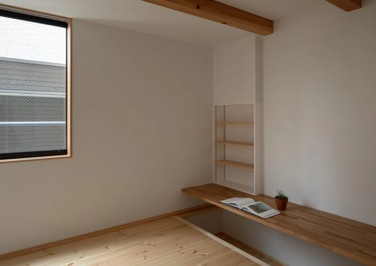 1階子ども室。建物を半分ほど地下に埋める構造で生まれた室内の段差を活用し、掘りごたつ式のカウンターを設けている。敷地形状を活かしたこんなアイデアを提案してくれるのも、齋藤さんの設計の魅力