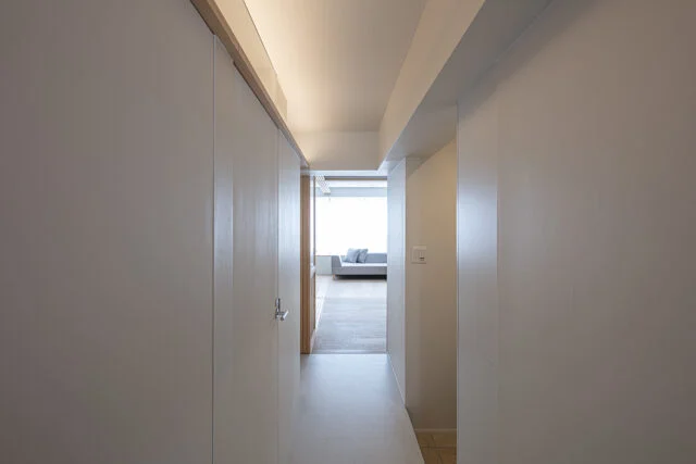 部屋の南北をつなぐ通路。仕切りがないため風の通りが良い